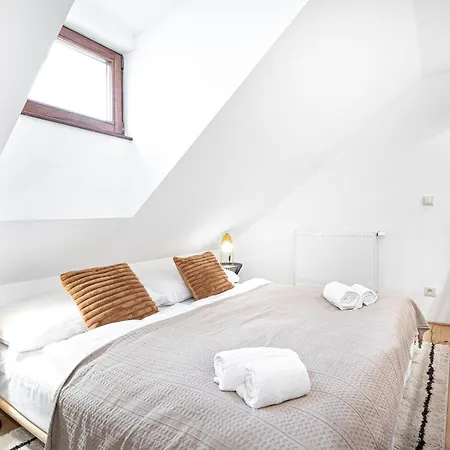 Beautifully Renovated At Lesser Town Apartment