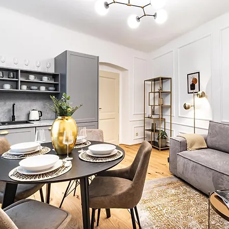 Exquisite Apartments At Lesser Town By Easybnb Premium شقة *