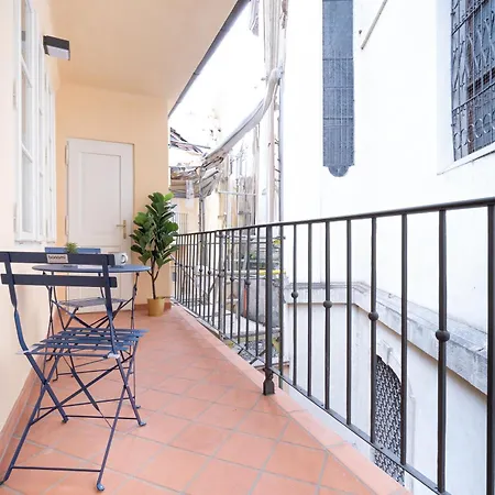 Beautifully Renovated At Lesser Town