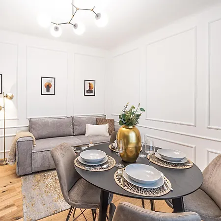 Exquisite Apartments At Lesser Town By Easybnb Premium شقة