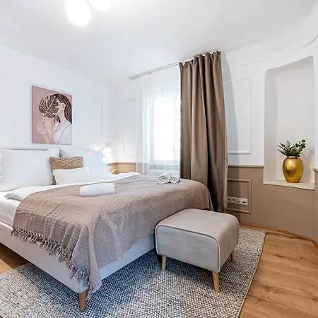 Exquisite Apartments At Lesser Town By Easybnb Premium