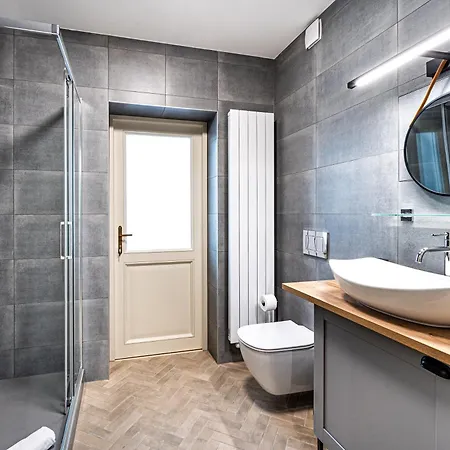 Apartment Beautifully Renovated At Lesser Town