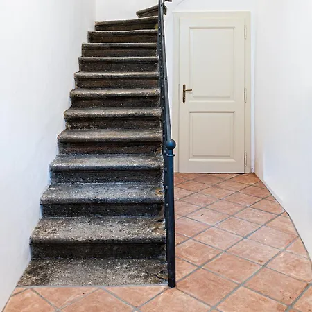 Beautifully Renovated At Lesser Town Appartement